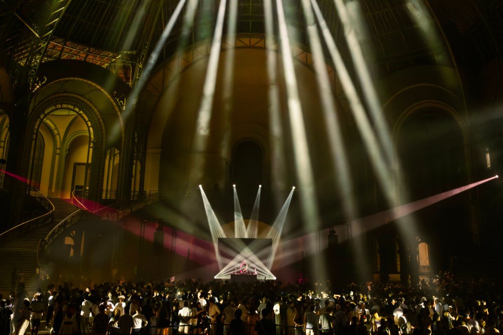 Photographie de la Nef lors d'un DJ set, avec lumières et public
