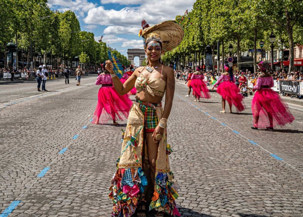 Danseuse sur les Champs Elysées