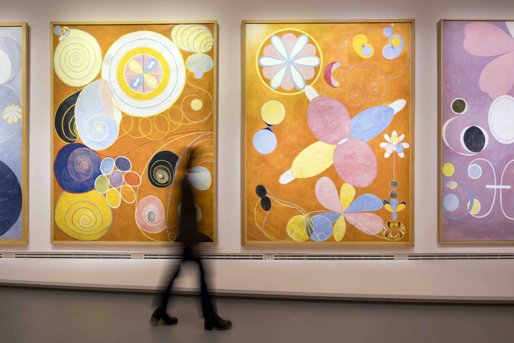 Vue de salle dans l'exposition Hilma af Klint