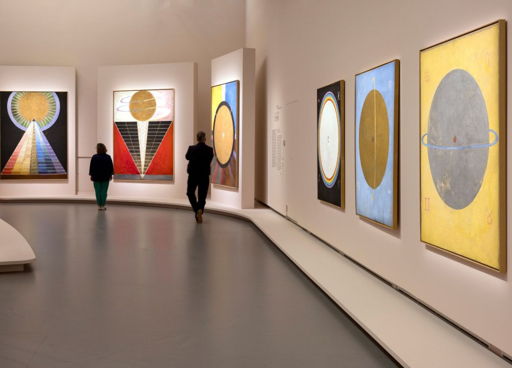 Vue de salle dans l'exposition Hilma af Klint