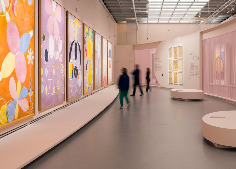 Vue de salle dans l'exposition Hilma af Klint