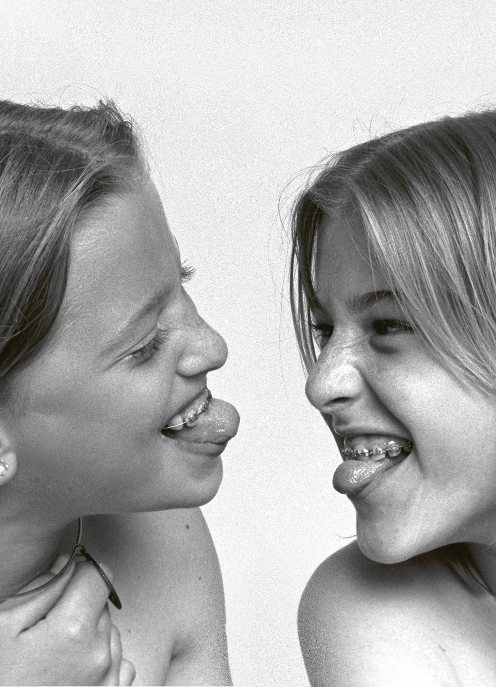2 jeunes filles grimacent