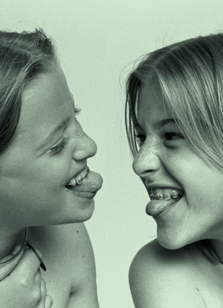 2 jeunes filles grimacent 