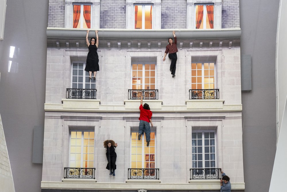 Vue de l'exposition Leandro Erlich