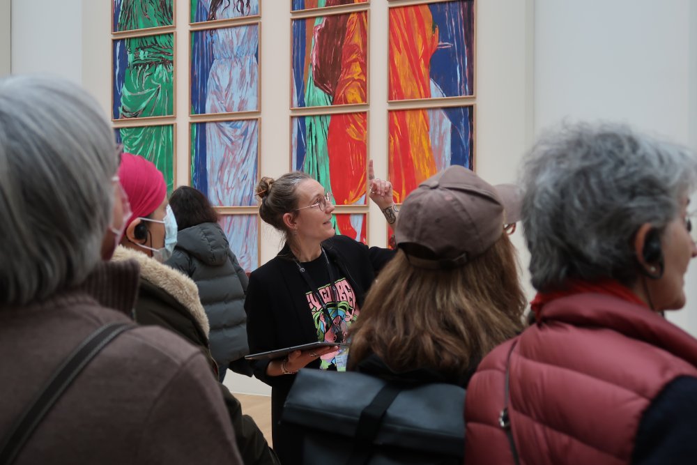 Une conférencière en visite avec du public, au Grand Palais 