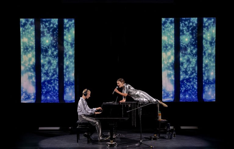 Photo extraite du spectacle représentant un comédien et une comédienne sur scène.