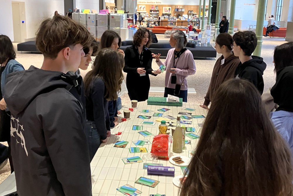 Plusieurs jeunes lors d'un atelier dans le Salon Seine du Grand Palais
