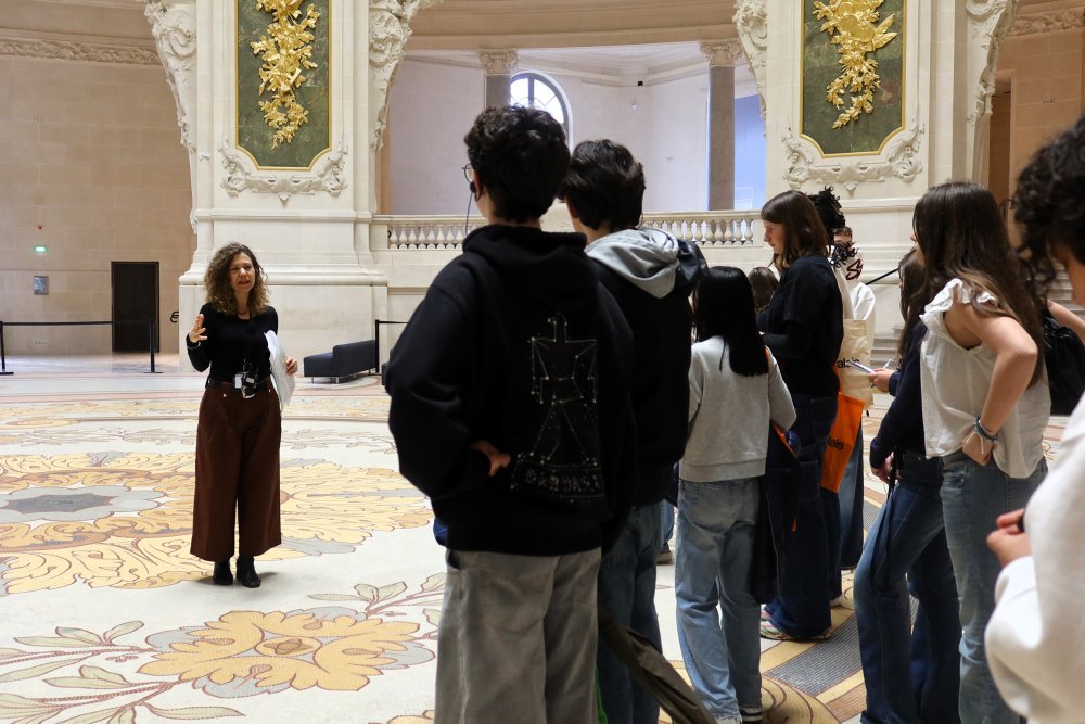 Des jeunes regroupés dans la Rotonde d'Antin, au Grand Palais