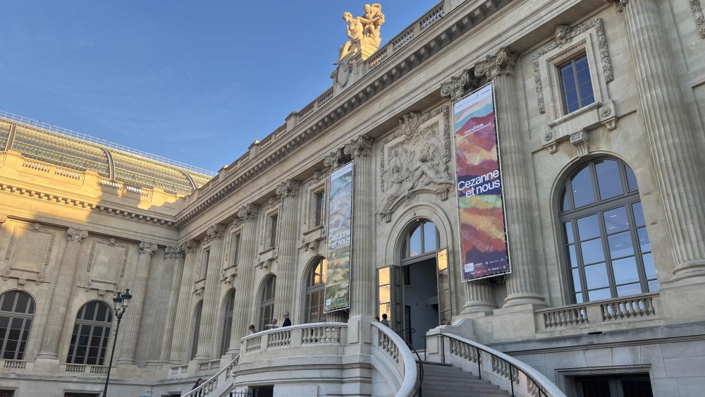 Vue de l'entrée de l'exposition Cezanne depuis de le Square Jean Perrin