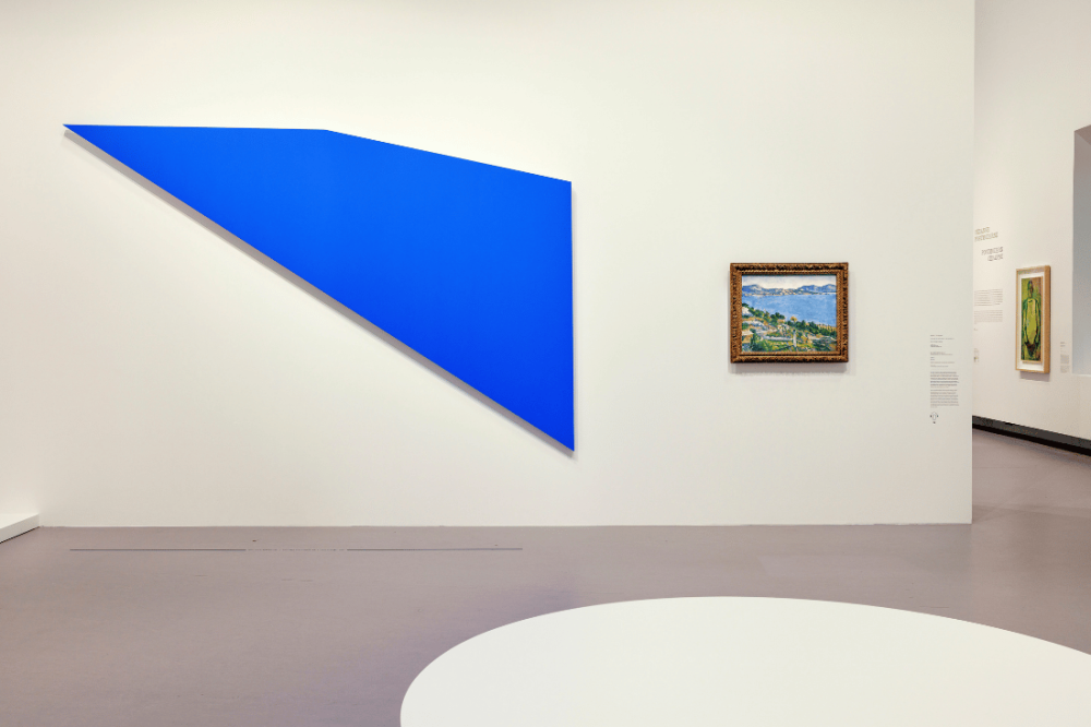 Vue de l'exposition "Cezanne et nous" avec une œuvre de Cezanne et une œuvre de Ellsworth Kelly