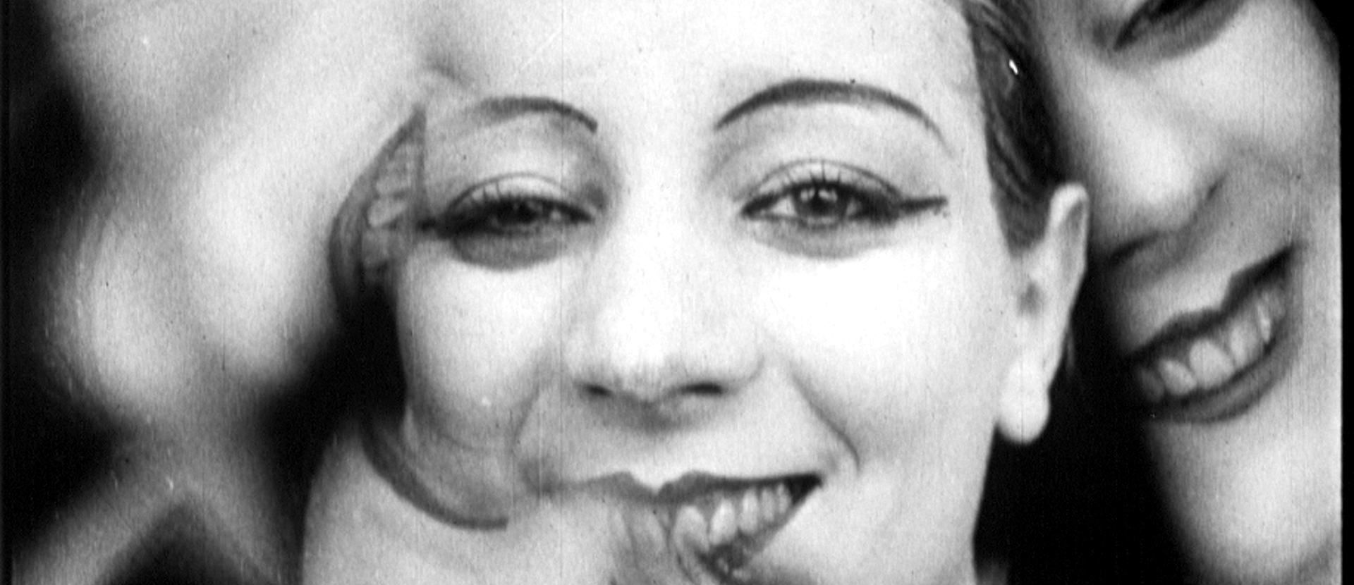 Photogramme représentant Kiki de Montparnasse filmée avec un vortographe dans Ballet mécanique de Fernand Léger et Dudley Murphy
