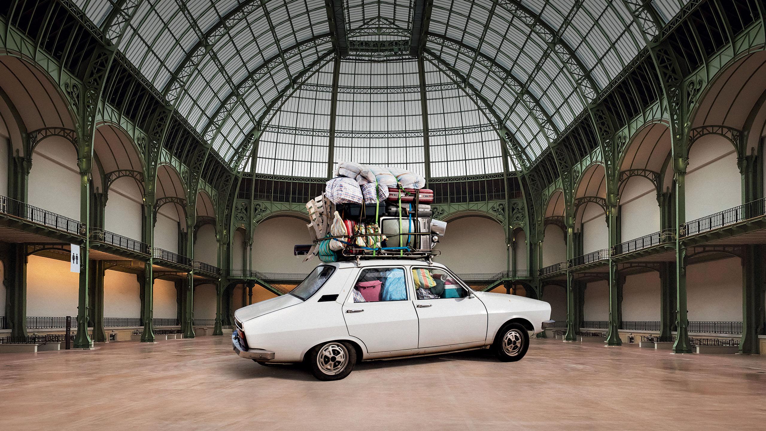 Vue d'une voiture Renault 12 dans la Nef