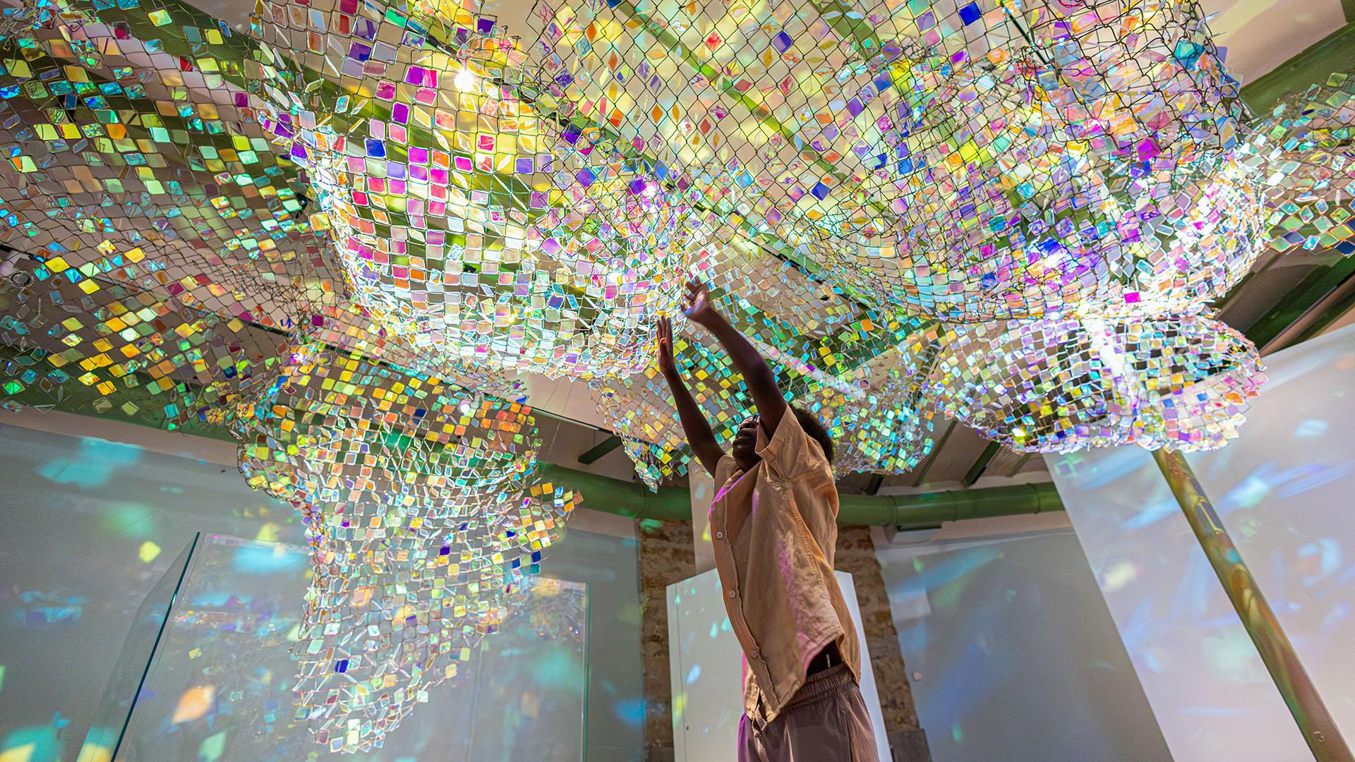 Vue d'un enfant dans l'exposition Transparence