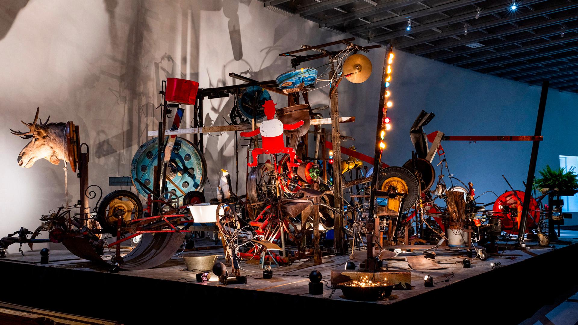 Vue de l'oeuvre "L'enfer, un petit début" de Jean Tinguely, dans l'exposition