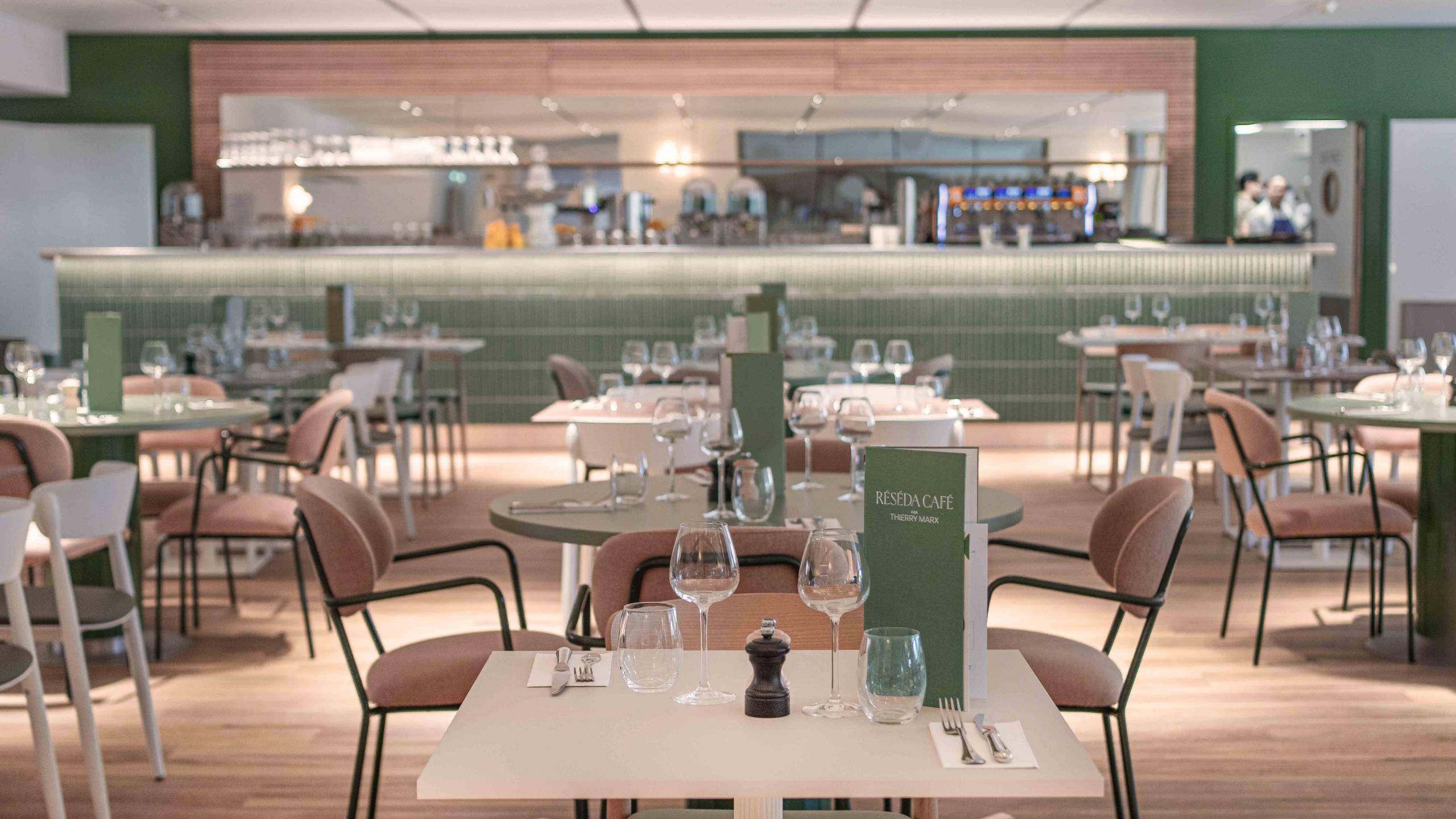 Vue de la salle du Réséda Café