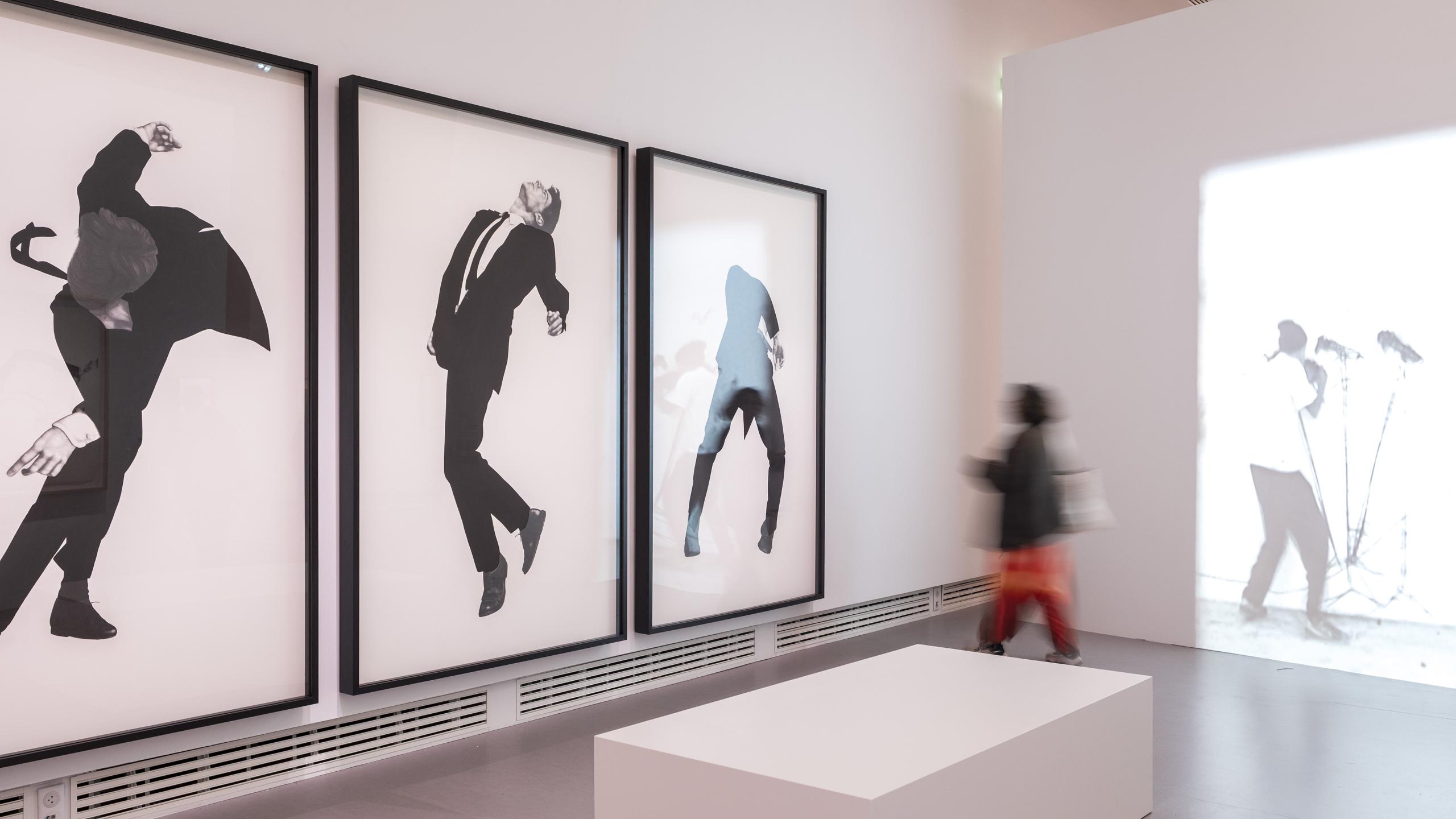 Vue de salle de l'exposition Dessins sans limite avec un visiteur