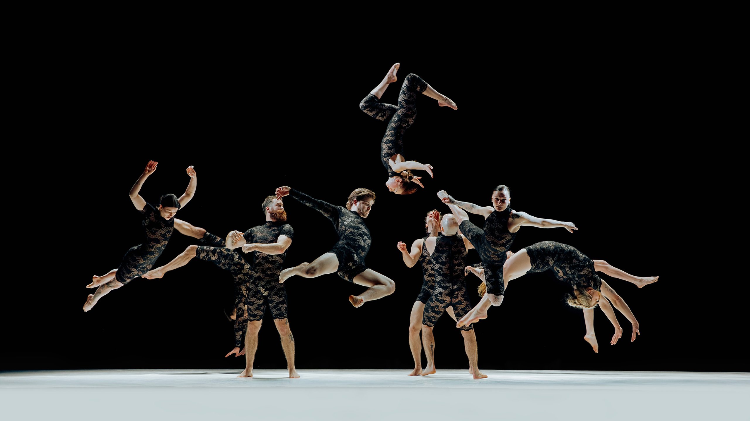 Des artistes sur scène, faisant des acrobaties 