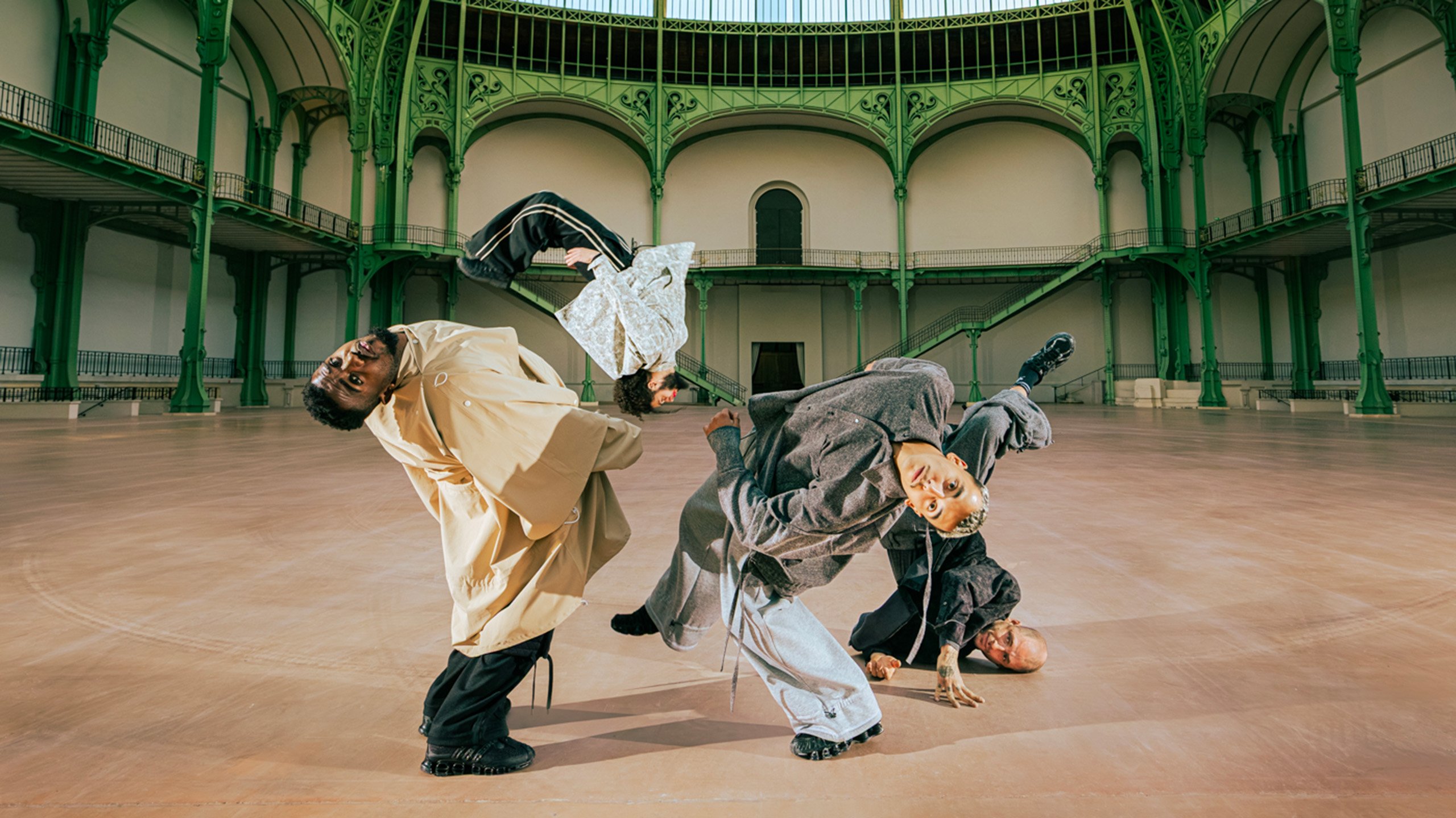 3 danseurs du spectacle "Dead Leaf" dans la Nef du Grand Palais