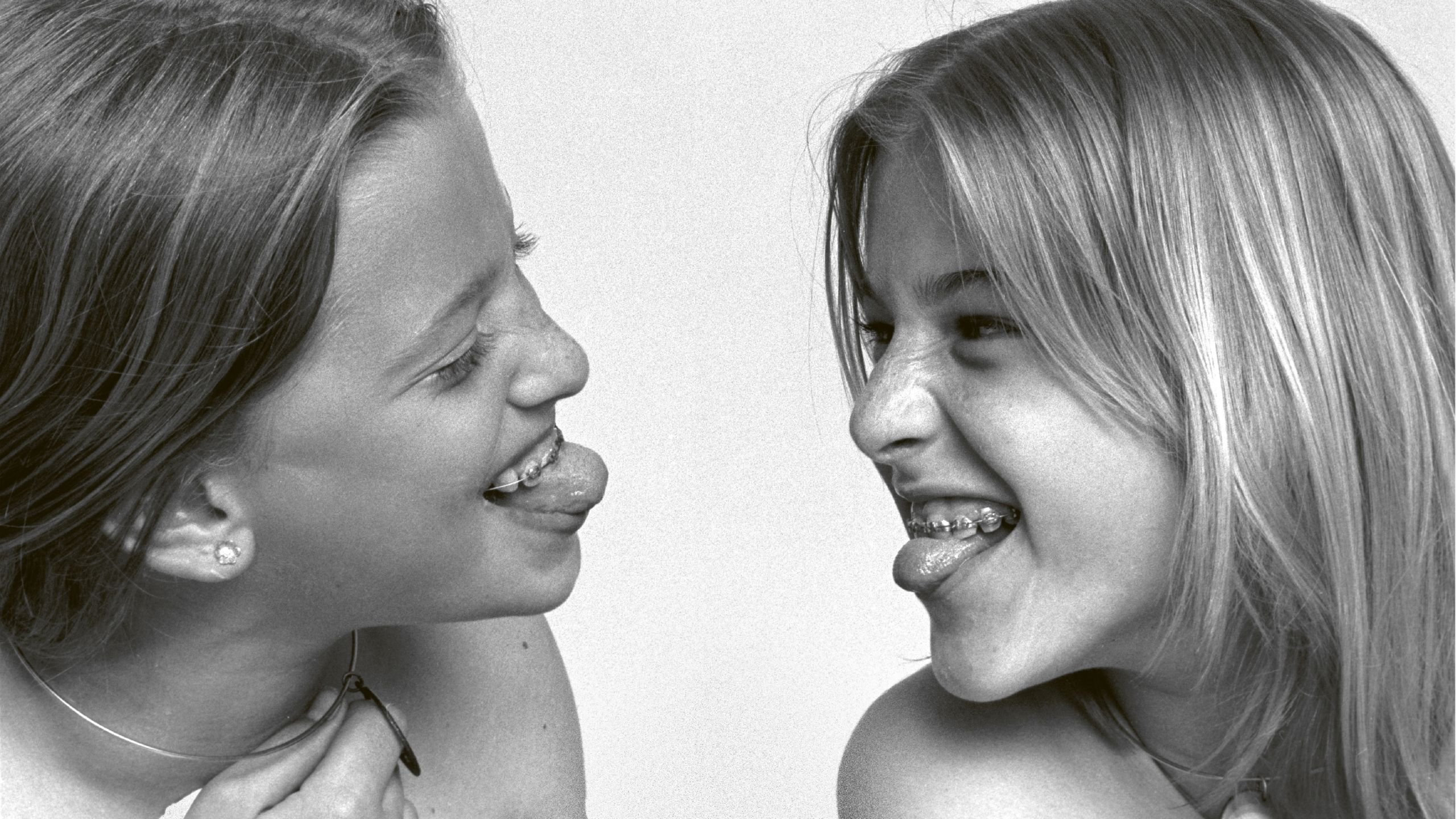 2 jeunes filles grimacent