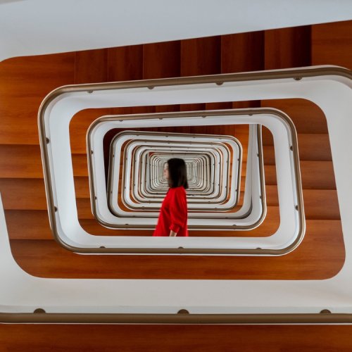 Une personne explore un "escalier infini"