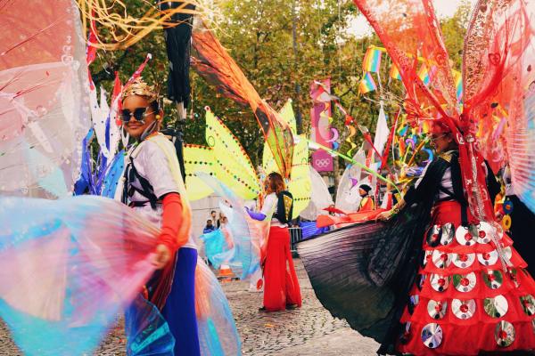 Des personnes en costumes colorés dansant dans la rue