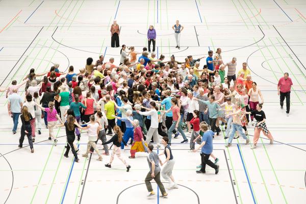Visuel d'une foule lors d'une répétition de danse