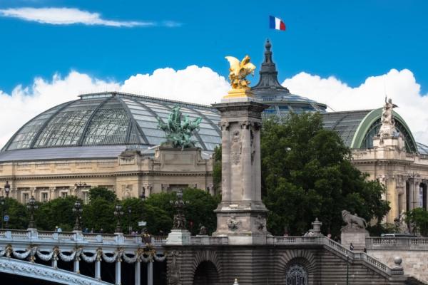 Vue extérieure du Grand Palais, derrière le pont des Invalides