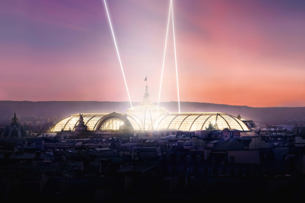 des faisceaux lumineux s'échappent de la verrière du Grand Palais 