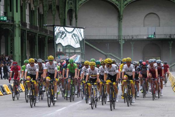 Des vélos traversent la Nef