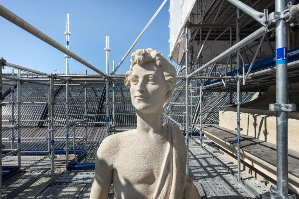 Statue restaurée sur le toit du Grand Palais