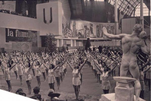 Des gymnastes dans le Grand Palais