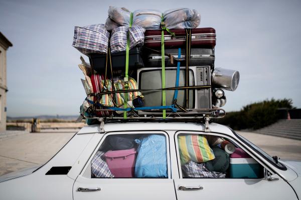 Une voiture chargée, avec des bagages sur son toit