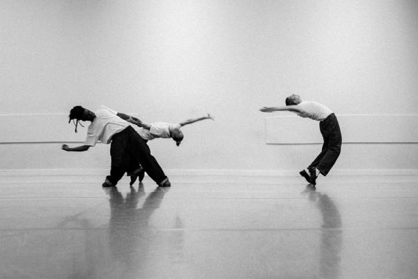 Photographie de danseurs en noir et blanc