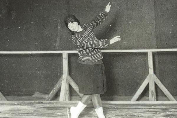 Gertrude Klammek avec ses patins sur la glace