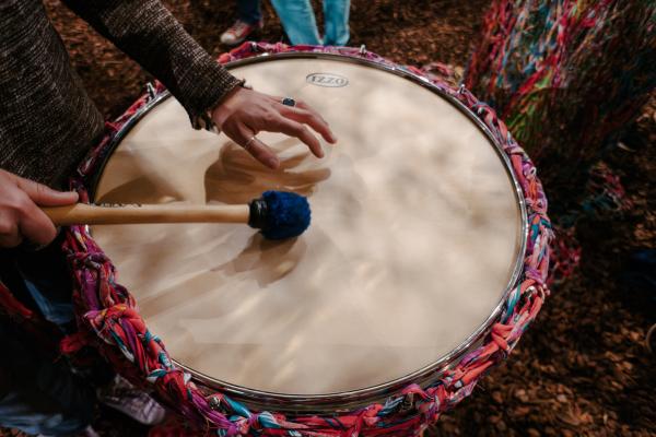 Détail d'une percussion dans l'œuvre Nosso Barco Tambor Terra d'Ernesto Neto