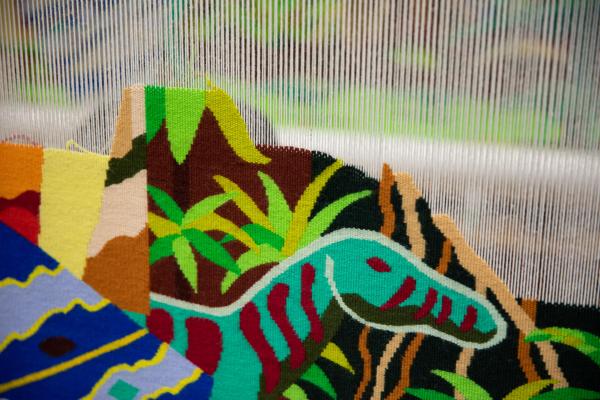 Visuel de l'exposition : L’Origine du futur (détail) Tissage d’une tapisserie de haute-lice à la manufacture nationales des Gobelins
