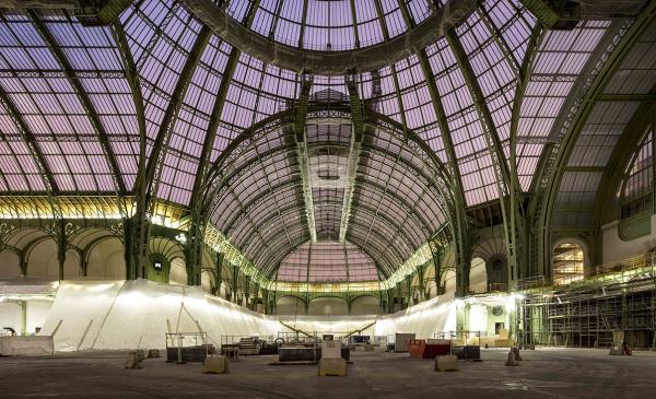 Nef du Grand Palais pendant les travaux en soirée avec éclairages