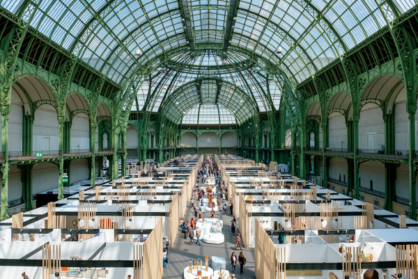 Nef du Grand Palais avec les stands de la biennale Révélations