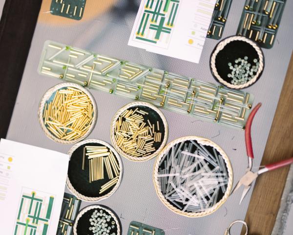 Perles, aiguilles et broderie