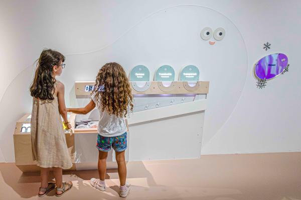 Vue de salle dans l'exposition Transparence