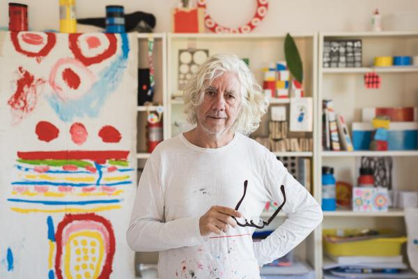Portrait de Hervé Tullet dans un atelier créatif
