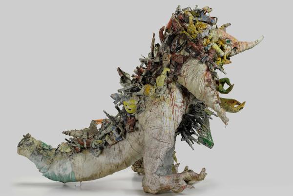 Le Monstre de Soisy - dragon coloré composé d'objets 