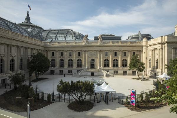 Vue du Grand Palais depuis le square Jean Perrin