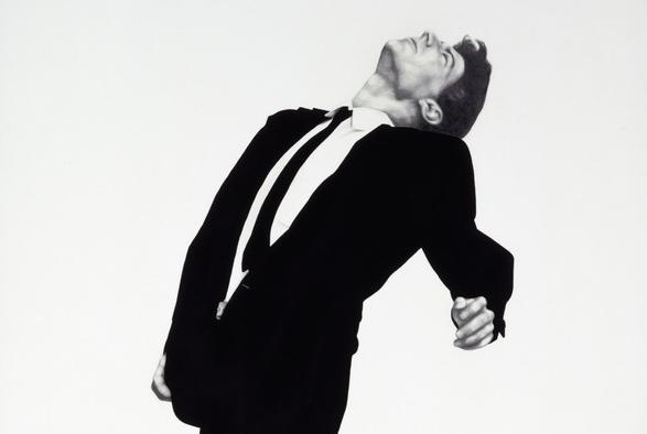 Un homme en noir&blanc, comme suspendu dans les airs