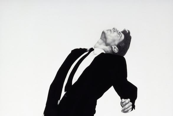 Un homme en noir&blanc, comme suspendu dans les airs