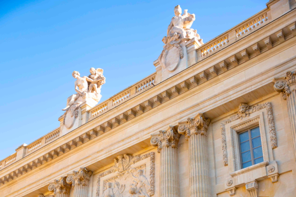 Vue de l'entrée Square Jean Perrin