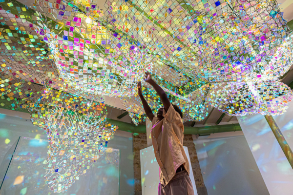 Vue d'un enfant dans l'exposition Transparence