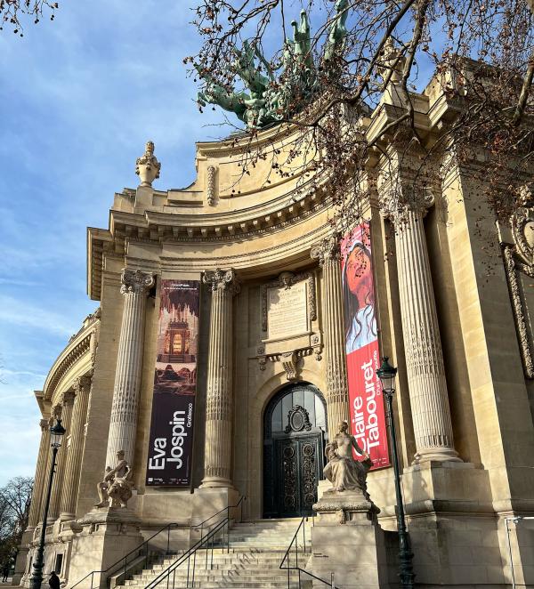 Entrée Rotonde Clarence Dillon avec kakémonos Eva Jospin - Claire Tabouret