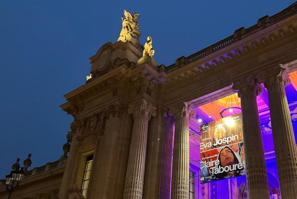 Vue de l'entrée Rotonde Clarence Dillon de nuit avec les kakémonos Eva Jospin - Claire Tabouret