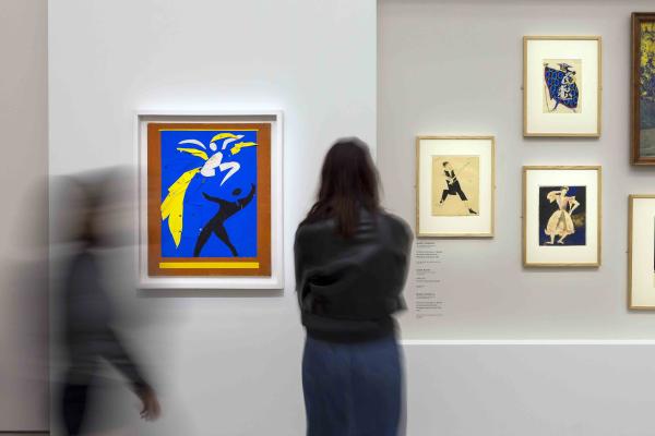 Vue de l'exposition Dessins-sans-limite au Grand Palais, avec le Centre Pompidou - scénographie Pauline Phelouzat